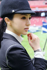 组图：董璇巧穿黑色风采夺人  英姿飒爽高贵优雅