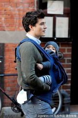 组图：奥兰多-布鲁姆携子逛街 变袋鼠爸爸好有爱