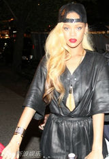 组图：蕾哈娜金发揽闺蜜亲密 剥外衣自探美胸