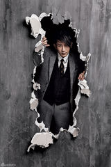 高清图：刘谦新写真曝光 绅士造型演绎魔幻奇境