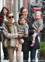 组图：帕克双胞胎爱女萌范儿街拍 抢尽母亲风头
