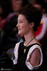 组图：车晓亮相商业活动 大露美背展亲和力