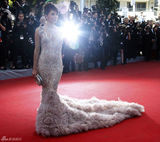 高清组图：伊娃-朗格利亚长裙亮相戛纳红毯
