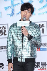 组图：贺军翔挑战出演单亲老爸造型颓废风