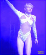 组图：麦莉-赛勒斯洛城演绎新单曲 激吻水果姐