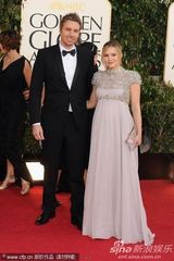 组图：《绯闻女孩》配音女星顶孕肚华服亮相