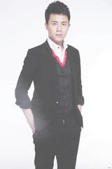 组图：杜淳写真休闲装出镜 邻家男孩形象亲切