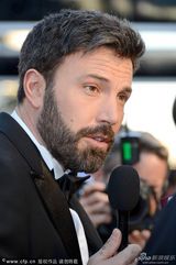 组图：阿弗莱克携爱妻亮相 无缘导演失落