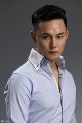 组图：尹正写真清爽出镜 潇洒硬朗十足气场