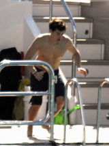 高清组图：奥兰多-布鲁姆和女友米兰达甜蜜过新年