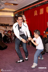 幻灯图：甄子丹携妻亮相 关之琳称将淡出娱乐圈