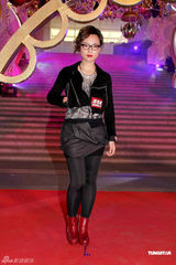 组图：周笔畅大胆红唇妆赴港 为圣诞礼“亮灯” 