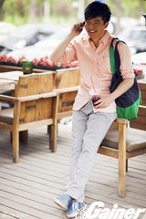 组图：郭京飞风格街拍尽显帅气魅力