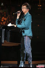 组图：伦永亮演唱会尾场 即兴拉叶德娴上台合唱