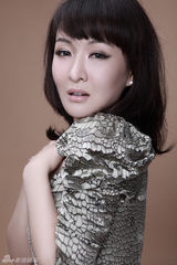 组图：郑亦桐全新写真展百变魅力