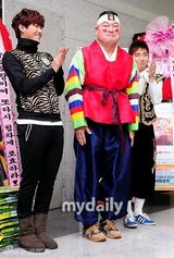 组图：韩综艺《膝盖道士》恢复录制 姜虎东回归