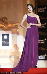 组图：白歆惠走秀摔跤出丑 弯腰提裙摆胸前险走光