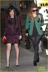 组图：Lady Gaga礼帽绿西装大走复古风