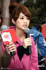 幻灯图：杨丞琳签唱会歌迷撑伞与偶像共浪漫