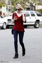 组图：艾玛-罗伯茨露肩装性感抢镜 大方秀钻戒