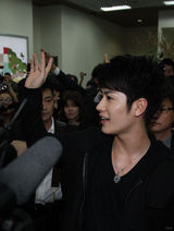 组图：三浦春马访台粉丝接机 宣传新片玩睫毛夹牙签