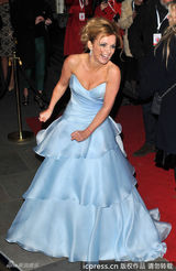 组图：贝克汉姆一家盛装亮相 辣妹摆酷三子型爆