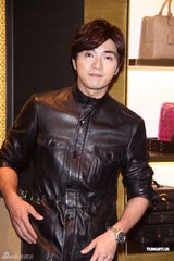 组图：贺军翔帅气亮相活动 Ella担心婚礼哭花妆