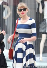 组图：泰勒-斯威夫特曝街头照 复古条纹裙引领时尚