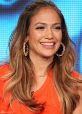 高清图：洛佩兹橙色裙亮相当《美国偶像》评委