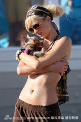 幻灯图集：帕丽斯-希尔顿与宠物狗形影不离