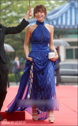 组图：《请回答1997》申素律蓝裙典雅吐舌卖萌