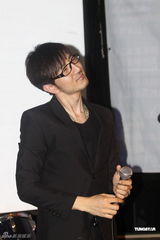 组图：曲泉丞出席公益活动 为地震灾民祈福