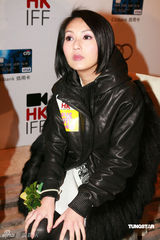 幻灯图：《志明与春娇》首映 杨千嬅调侃余文乐