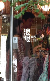 霍思燕携小男友买孕妇装 整理秀发动作亲昵(图)