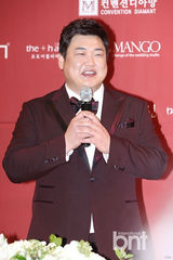 组图：韩笑星金俊贤婚照曝光 记者会晒可爱表情