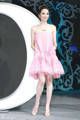 组图：吴佩慈蕾丝粉裙性感俏皮 乘直升机出场派头足