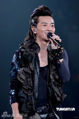 高清组图：郑伊健演唱会 舒淇登台与其热吻