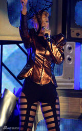 幻灯图：蕾哈娜赴阿布扎比跨年演出 绷带装上阵