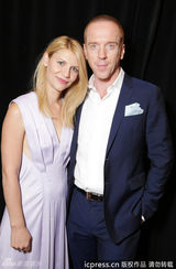 组图：《国土安全》记者会克莱尔-丹尼斯深V裙