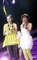 组图：范玮琪开个唱姐妹助阵 老公黑人上台送热吻 