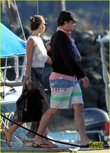 组图：奥兰多携妻儿海边度假  米兰达薄裙飘逸