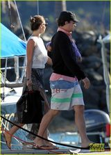 组图：奥兰多携妻儿海边度假  米兰达薄裙飘逸