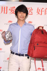 组图：严爵赠千万大礼为母庆生 另一半要孝顺