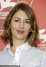 高清图组：《在某处》亮相 童星艾丽-范宁可爱登台