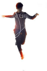 组图：炎亚纶杂志大片 演绎“驾驭光芒”的男人