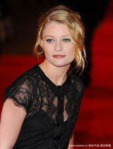 幻灯：《记住我》英国首映 帕丁森拥抱艾米莉似夫妻