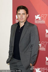 《我仍在这里》发布会 卡西-阿弗莱克帅气亮相(图)