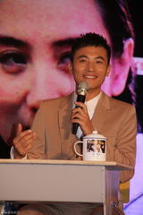 组图：《那样芬芳》将播 小宋佳现场庆生