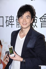 组图：李沛旭赖琳恩出席代言活动敬业十足