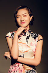 组图：万茜元宵节写真旗袍典雅中国风